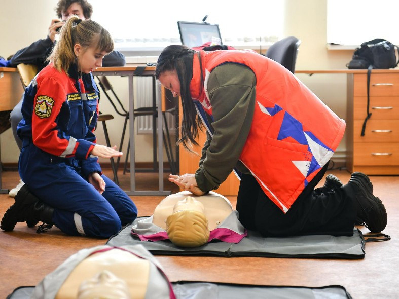 «Герои нашего времени»: в МЧС поздравили волонтеров с Днем добровольца