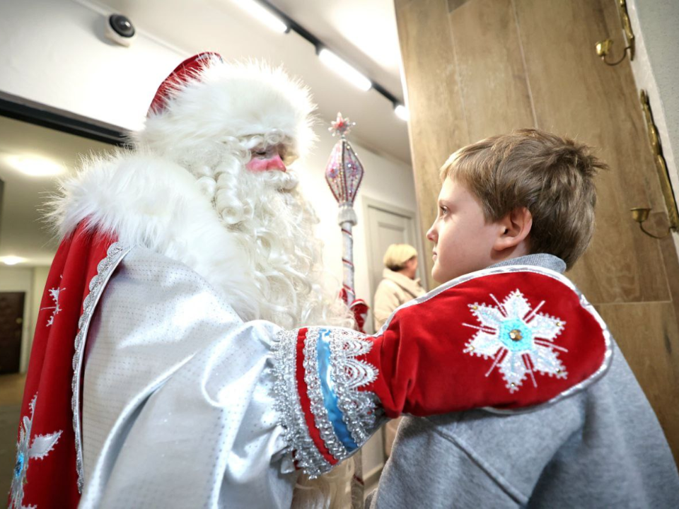 Новогодний визит к герою: глава Красногорска поздравил мальчика, пережившего взрыв