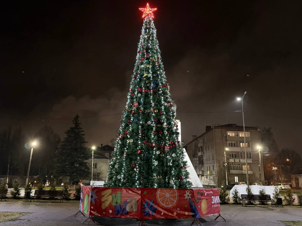 В Апрелевке зажгли огни на 11-метровой главной елке