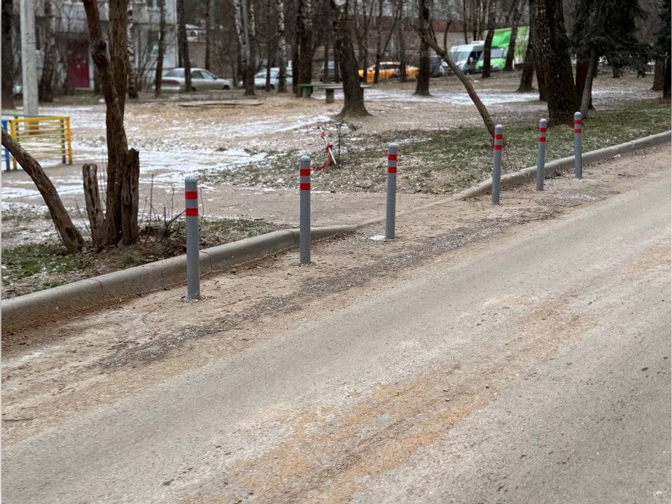 Искусственные неровности и столбики установили на улице Морской в селе Ям