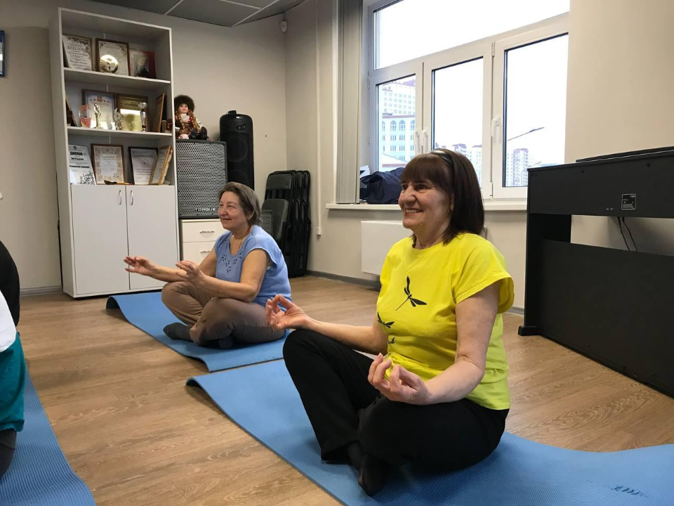 Адаптивная йога 55+: дзержинских пенсионеров учат снимать напряжение и мышечные зажимы