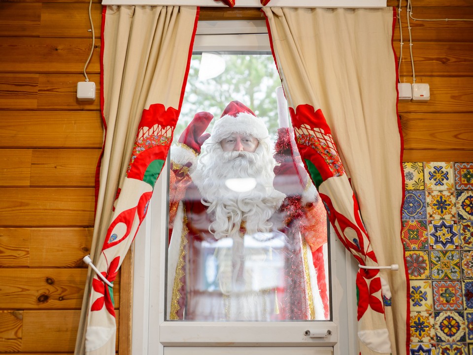 Повисший на окне Дед Мороз напугал жителей Мытищ