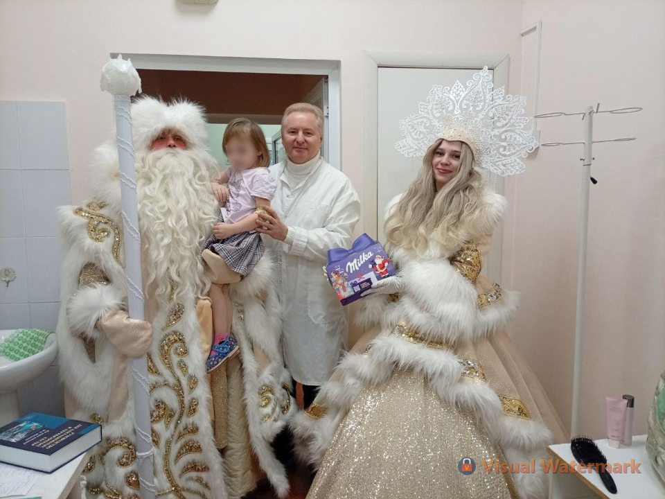 Маленьких пациентов ногинской больницы посетили Дед Мороз и Снегурочка