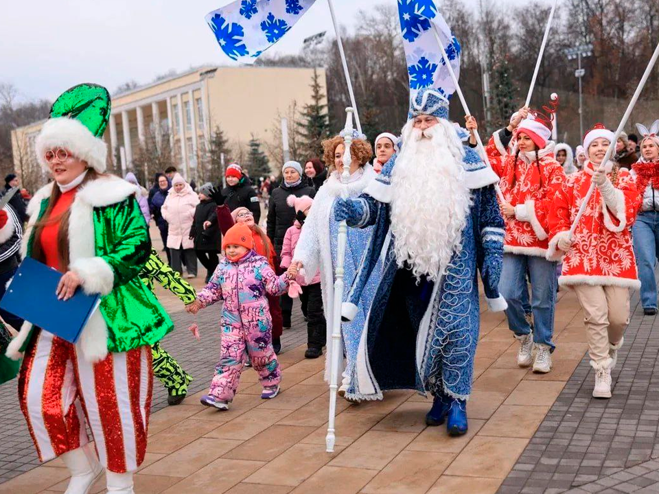 Деды Морозы и Снегурочки прошли по улицам Королева в преддверии Нового года