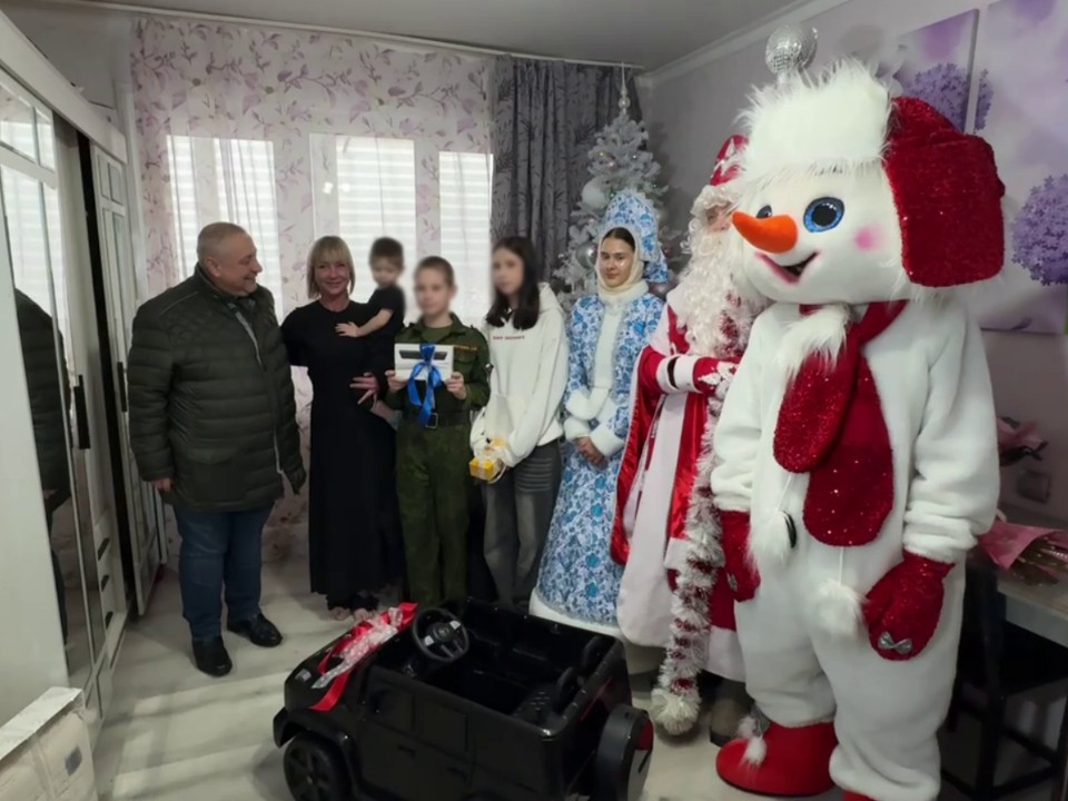 В Рузском округе семью героя-участника СВО поздравили с Новым годом