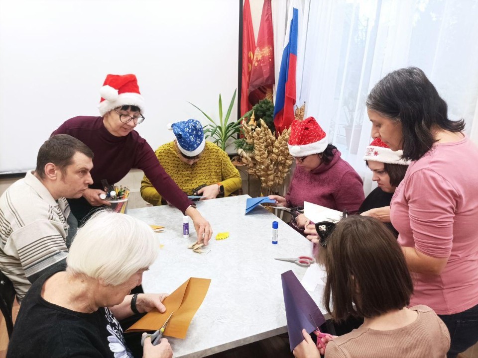 Арт-терапия с Раменским музеем: участники «Активного долголетия» смастерили лошадок