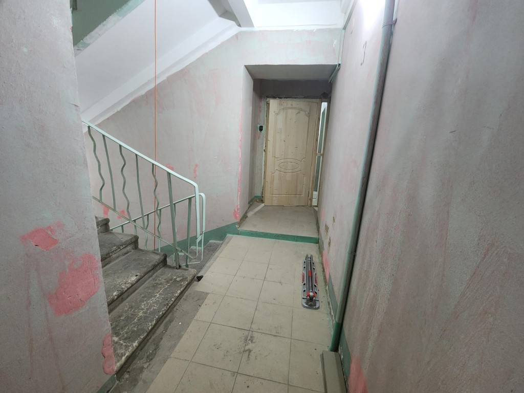 Новое крыльцо, стены, плитка: подъезд на Центральной улице в Черноголовке преображается