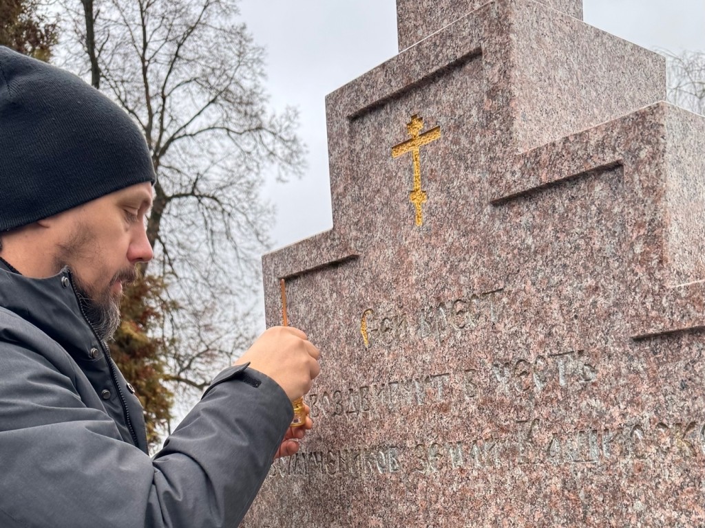 Священник в Кашире рассказал историю поклонного креста в историческом сквере