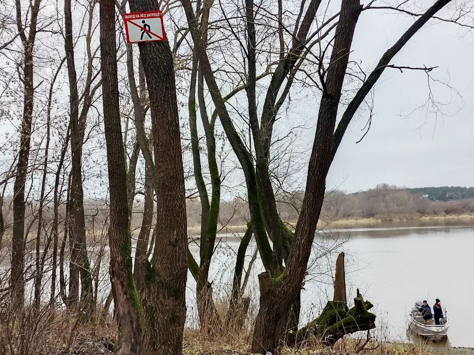 В Кашире на берегах водоемов устанавливают знаки, запрещающие выход на лед