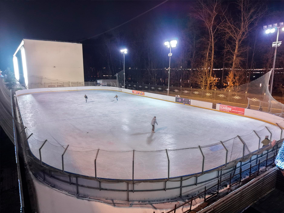 Более 50 человек могут кататься одновременно на катке «КосмоЛед»