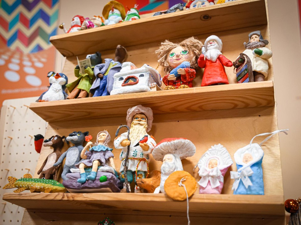 Щелкунчики, Бабки-Ежки и хит-символ 2026: чем удивила ярмарка в «Стекольном»