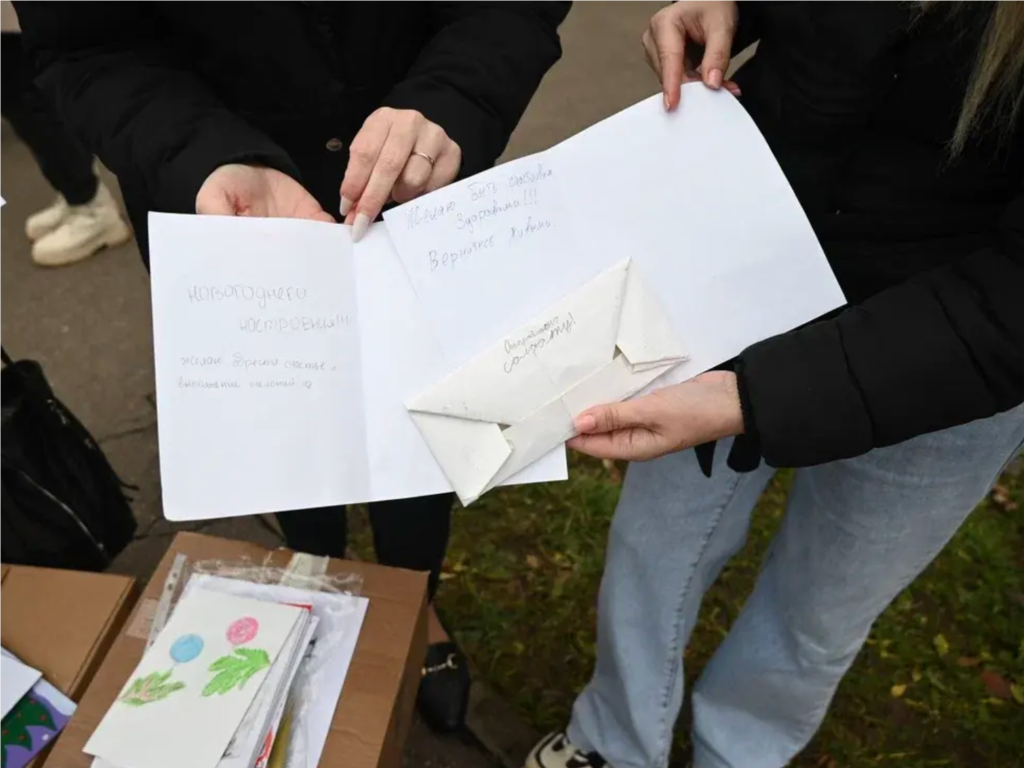 Согревая сердца: школьники Ленинского округа собрали гумпомощь для бойцов СВО