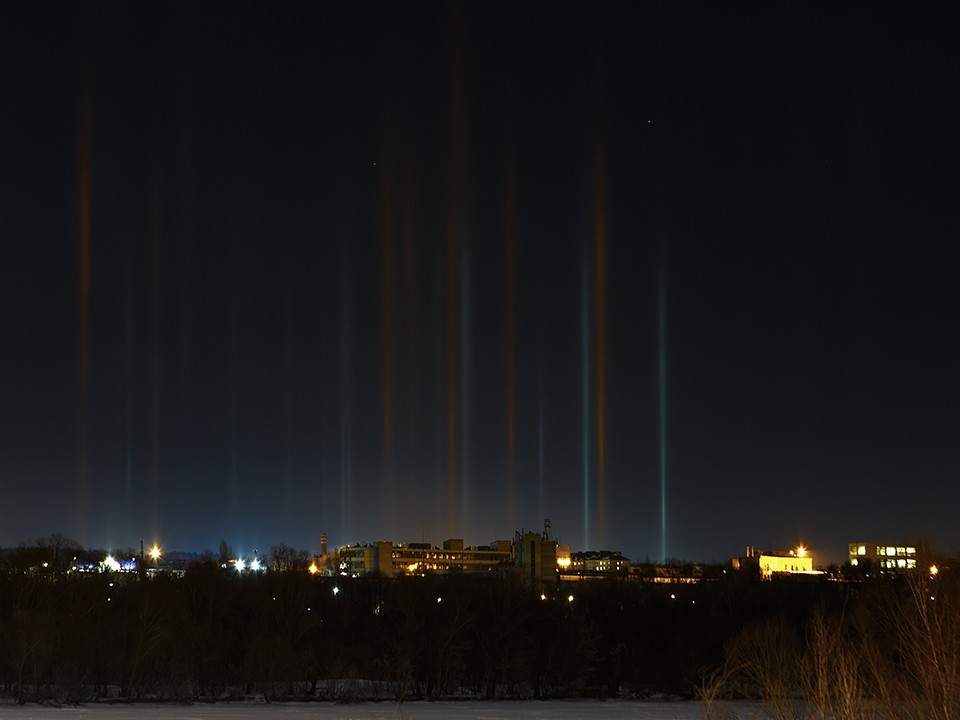 Яркие световые столбы удивили жителей Правдинского морозной ночью