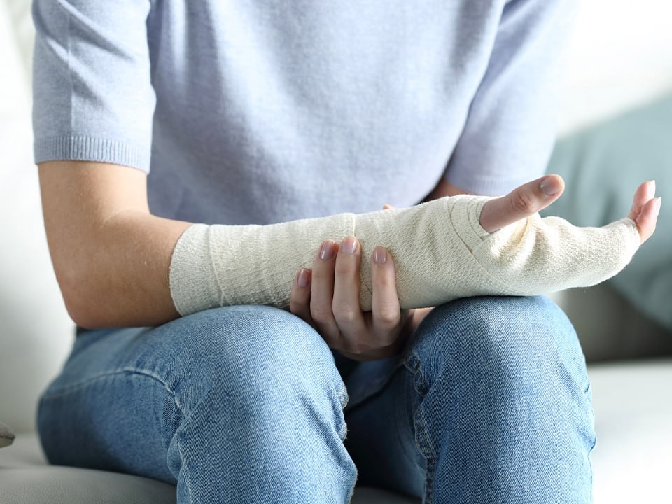 Зеленку — в сторону: как правильно оказать первую помощь при травме, советы главврача МОДКТОБ