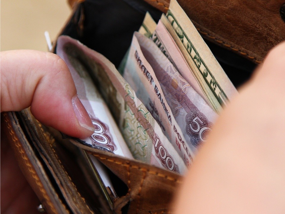 Аналитики банков подсчитали, сколько простые россияне тратят денег в месяц