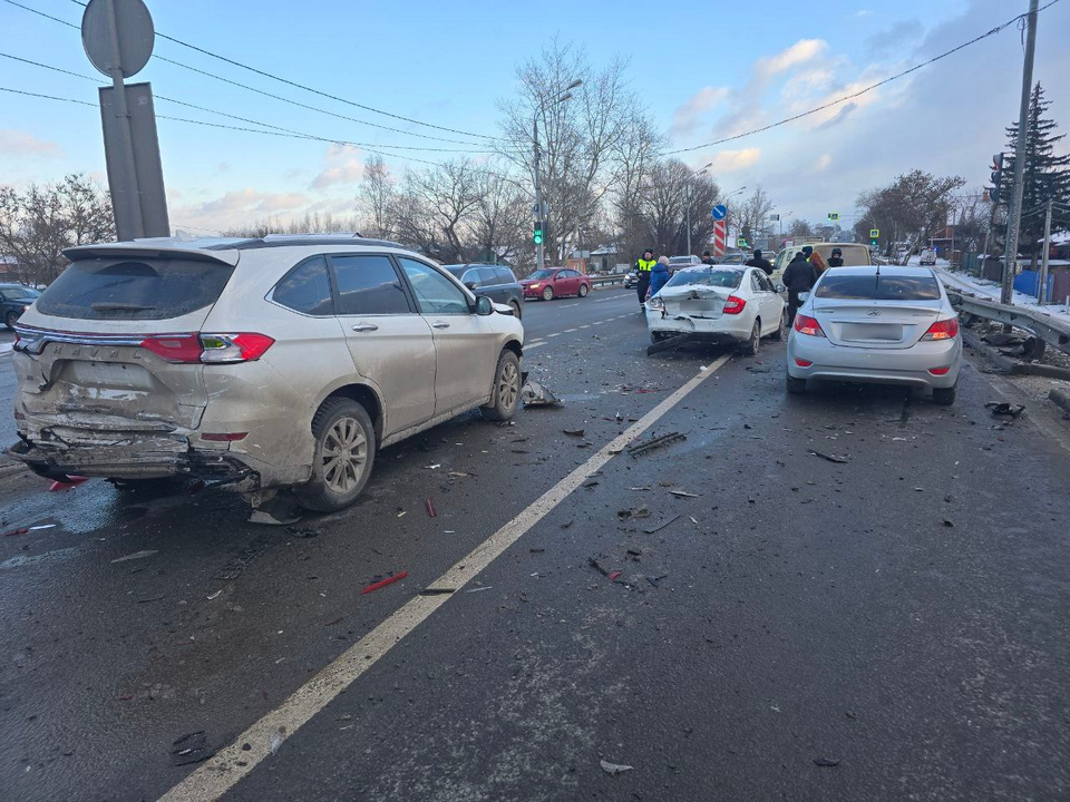 На трассе М-5 столкнулись инкассаторский автомобиль и еще 4 машины, участники аварии живы