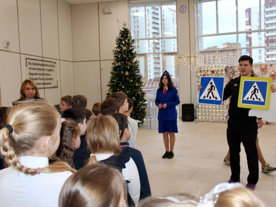 Акция «Засветись!»: школьникам рассказали о тормозном пути и подарили полезные рюкзаки