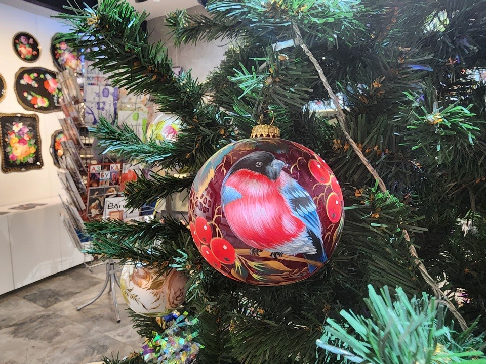 Жостовские мастера расписали тысячи елочных шаров до Нового года