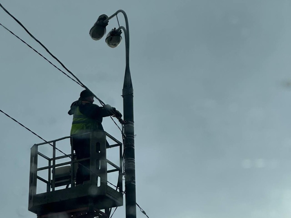 Обрезали сухостой и починили светофор: как в Ленинском округе Мосавтодор наводит порядок на дорогах от Развилки до Видного
