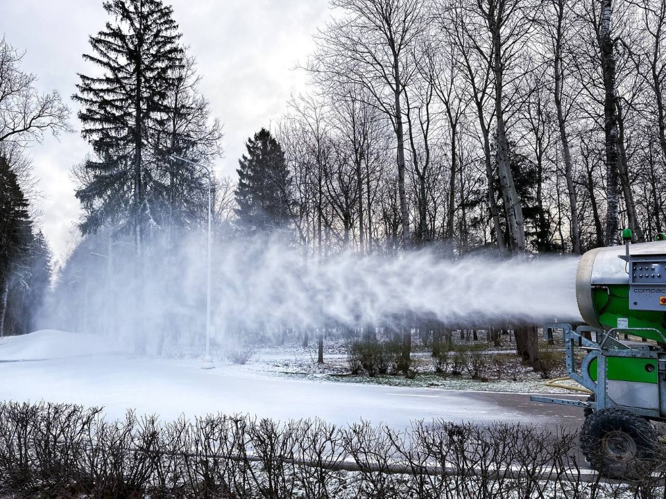 Снегогенераторы готовят лыжную трассу в Лазутинском парке Одинцова