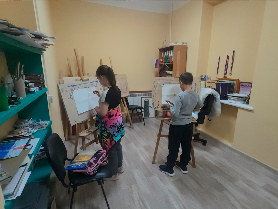 Рисование вслепую, поиски стиля и десятки новых работ: итоги года в изостудии ДК «Нефтяник»