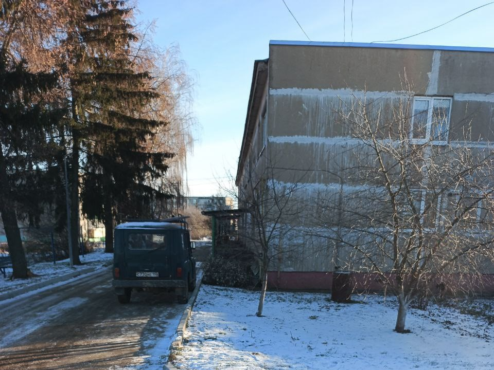 Жильцы Западного, 37 добились демонтажа дорожного знака о запрете стоянки во дворе