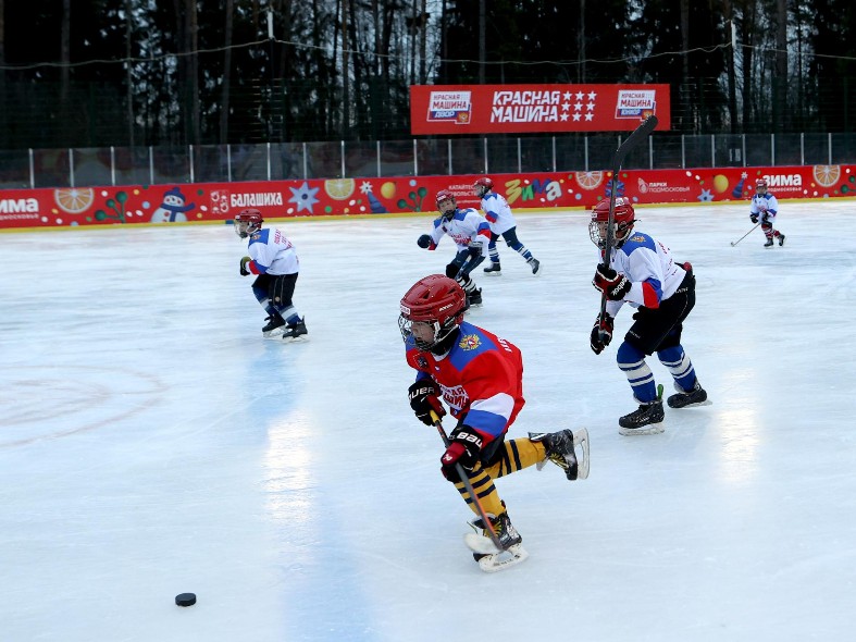 Красная машина заворожила детей: почему подмосковных мальчишек теперь со двора не дозовешься, а смартфоны пылятся дома