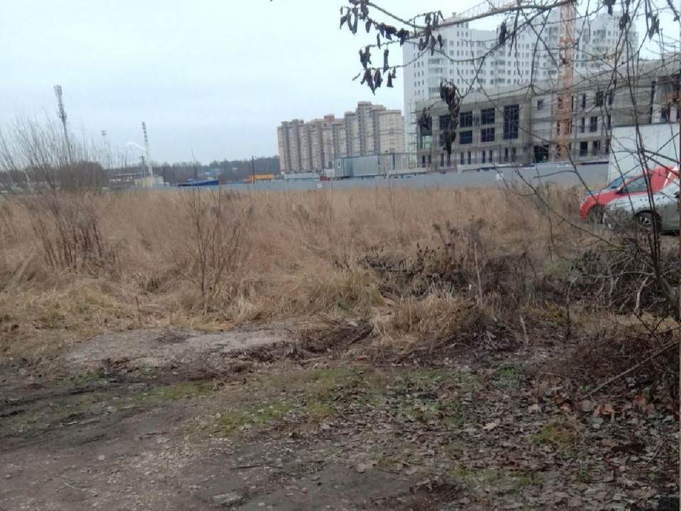 Коммунальщики убрали кучи мусора в поселке Свердловский после обращения жителей