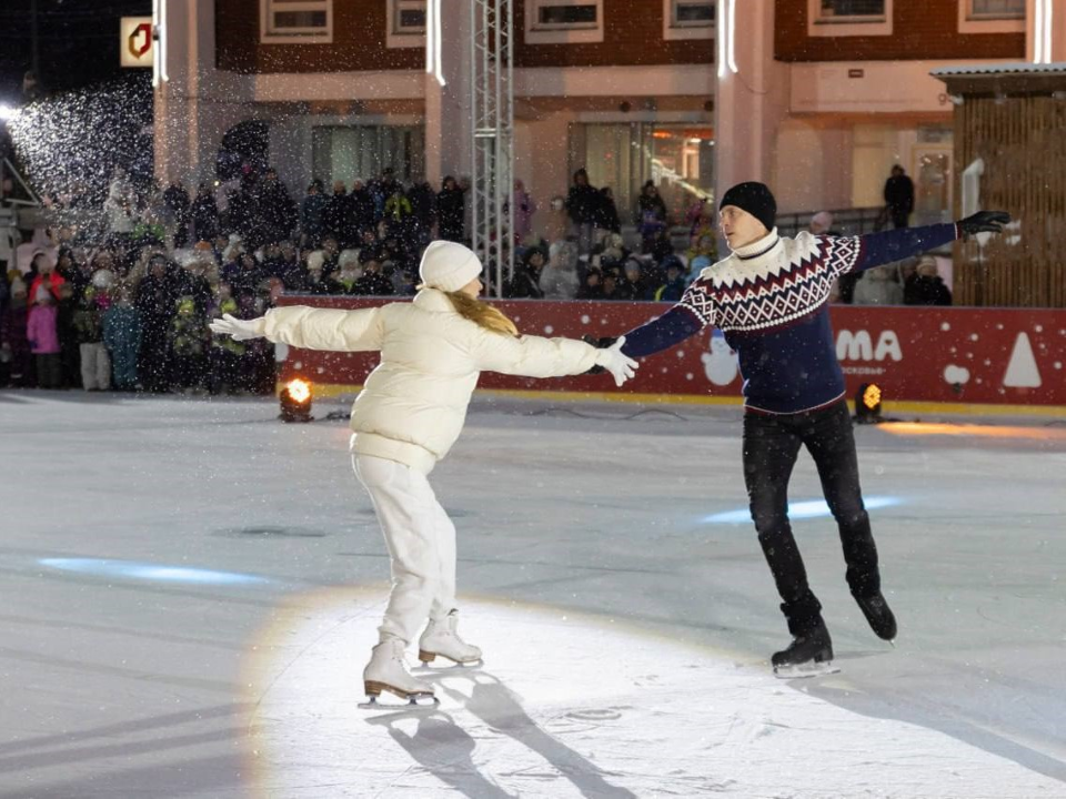 Бесплатный открытый каток заработал на центральной площади в Чехове