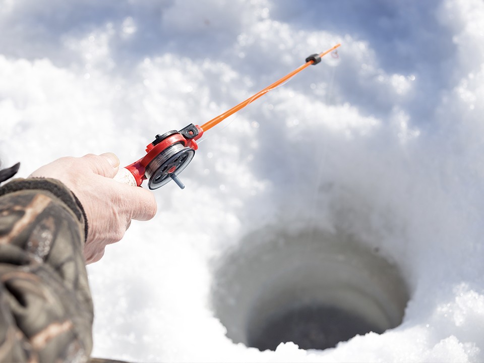 Куда сбежать от суеты с удочкой и термосом: лучшие места для зимней рыбалки в Подмосковье