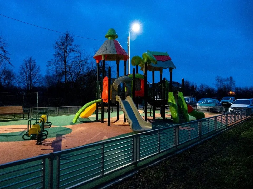 Обновленный двор в Гальчине на бульваре 60-летия СССР: что установили на новой площадке