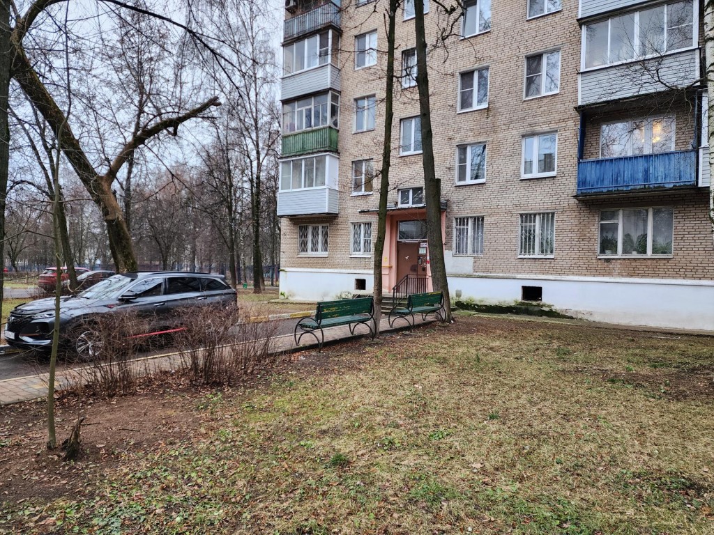 Жителям дома в поселке Родники обещали навести порядок у подъезда