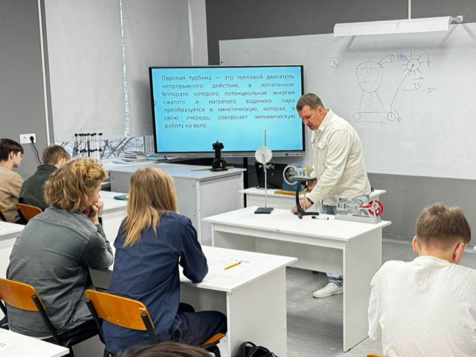 Учитель, создающий с учениками реактивные двигатели, начал работать в школе Черноголовки