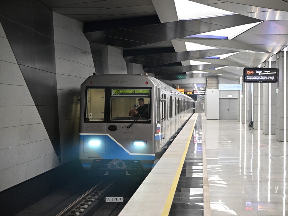 Поезда задерживаются на БКЛ: человек упал на пути в метро 8 декабря