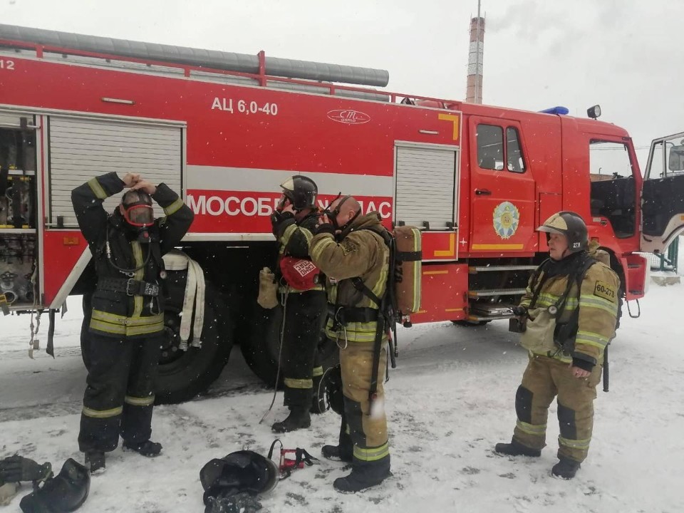 На два караула — один пожар: история спасения двухэтажного деревянного дома