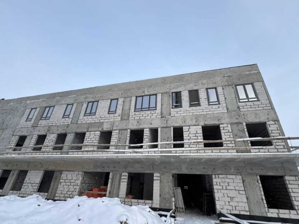 В Одинцове стройка идет полным ходом: в возводимой поликлинике рабочие монтируют окна и прокладывают теплотрассу