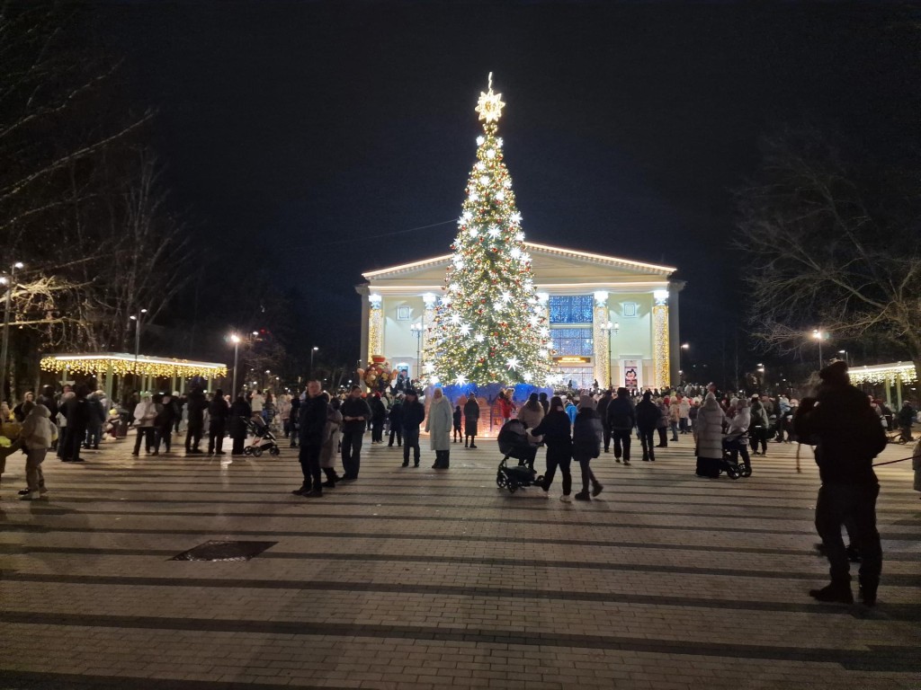 Такая же, как в Москве: в Дубне зажгли главную городскую елку возле «Октября»