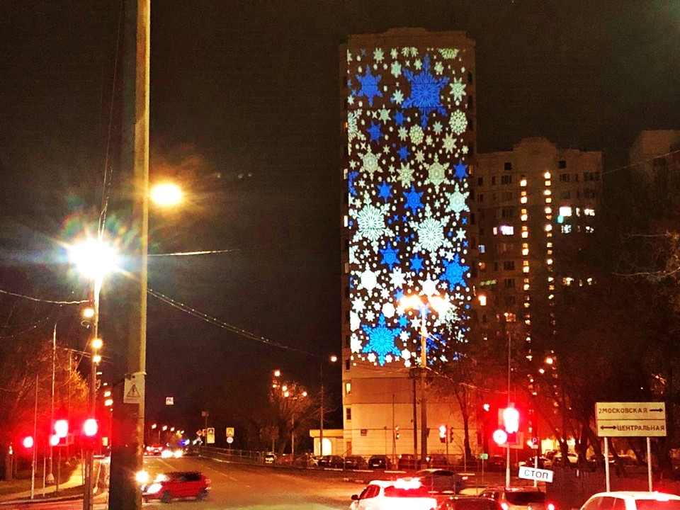 Гигантские снежинки выросли на фасаде многоквартирного дома в Серпухове