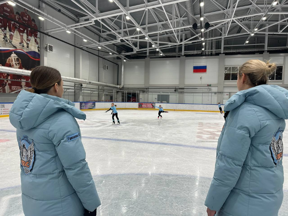Спортивный балет на льду: наставники раскрыли секреты тренировок в школе фигурного катания