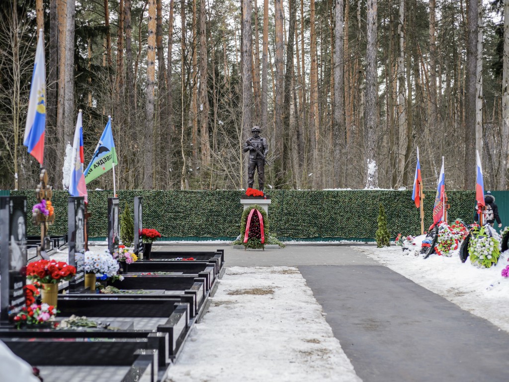 Кресты вместо памятников: как меняются кладбища и можно ли теперь размещать фото умершего