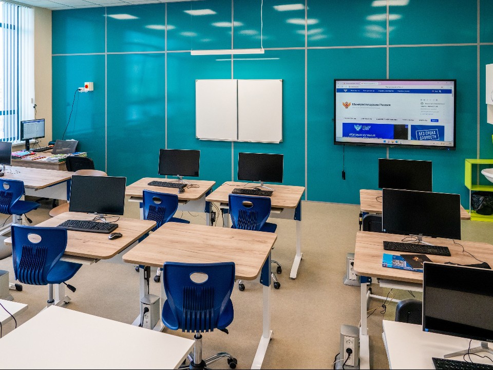 Спасшую детей в одинцовской школе учительницу наградили в Дагестане