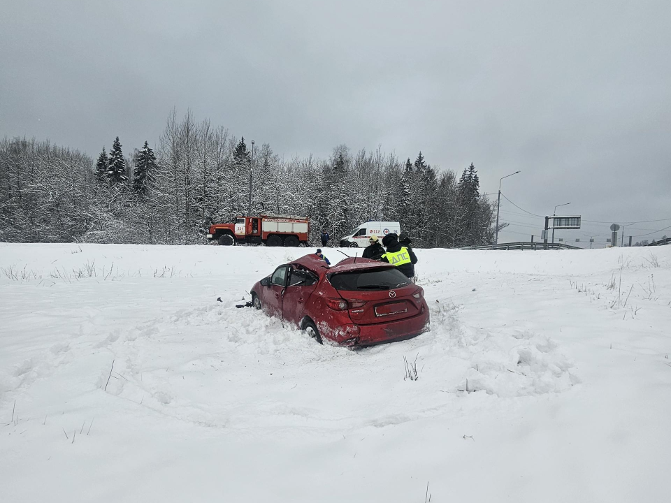 Перевернутая машина и двое внутри: на трассе на М-9 спасатели обесточили авто и эвакуировали пострадавших