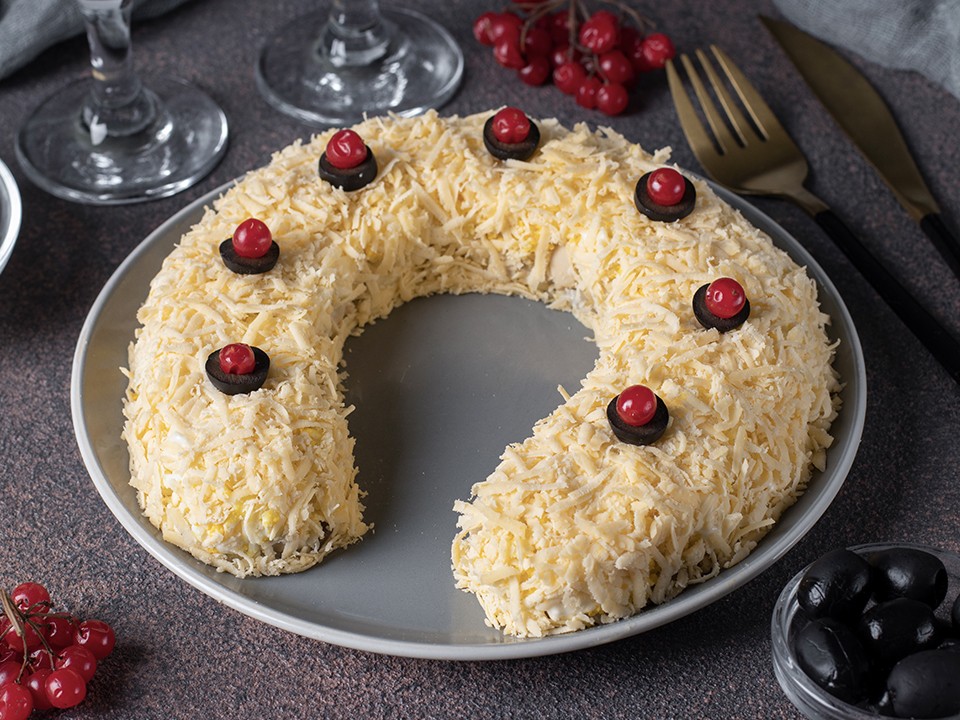 «Подкова» на счастье: оригинальный салат из простых продуктов для новогоднего стола