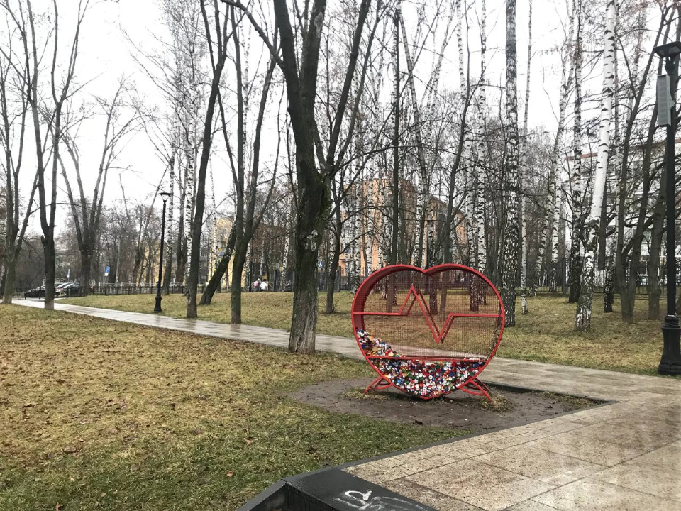 Разбитое сердце: в сквере Пушкина починили контейнер для сбора пластиковых крышек