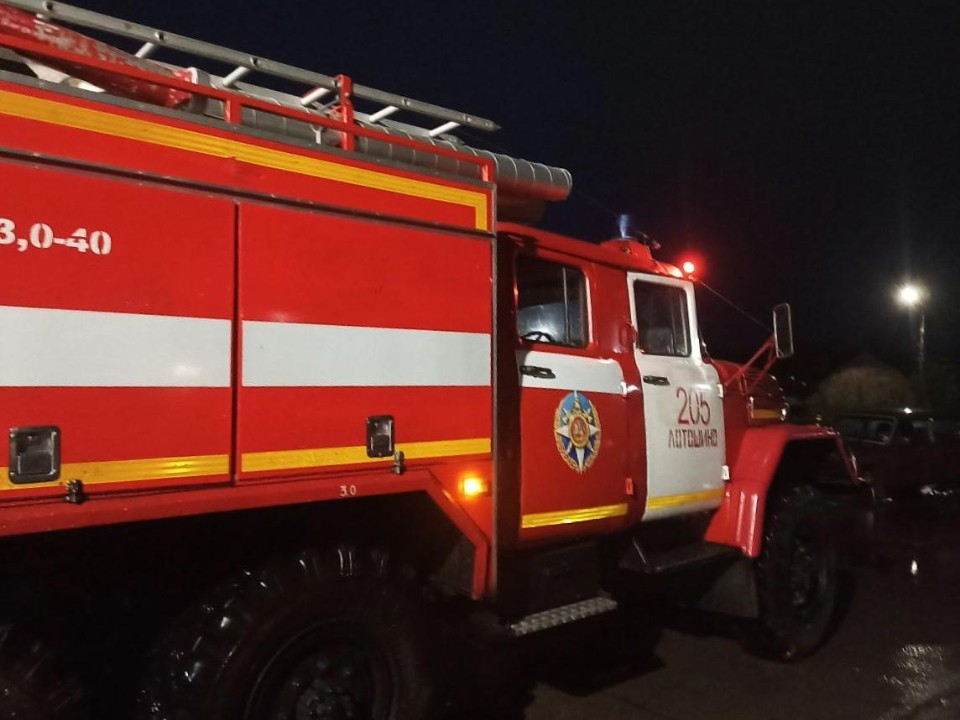 Пенсионеру стало плохо: пожарные оперативно помогли медикам с транспортировкой в больницу