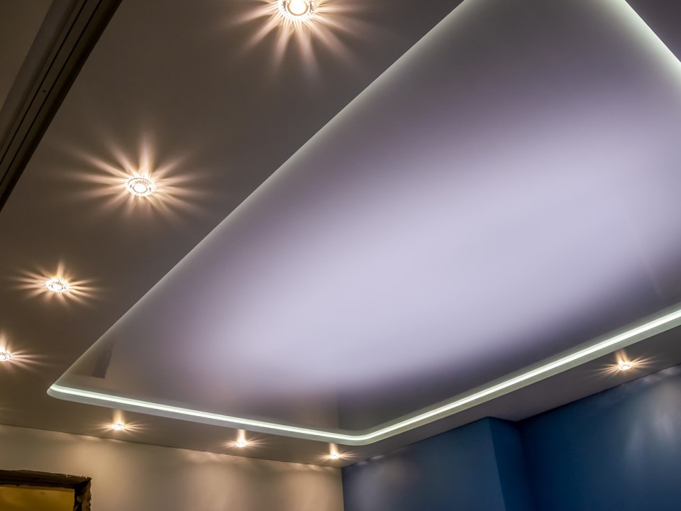 Красиво, но опасно: видновчанам объяснили, чем грозит натяжной потолок при пожаре