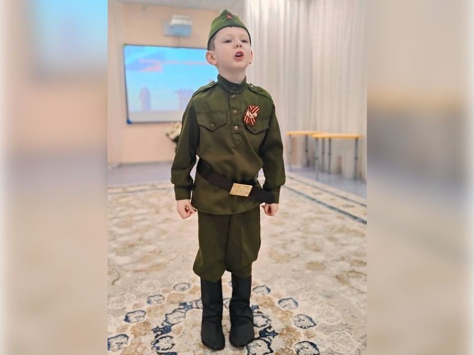 Военные песни и стихи, возложение цветов: как малыши почтили память освободителей Волоколамска