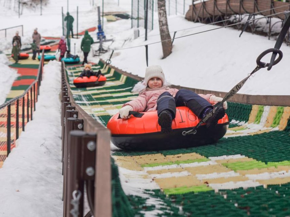 Катание на тюбингах и концерт: 26 декабря проведут праздничные гуляния «Елка в лесу»