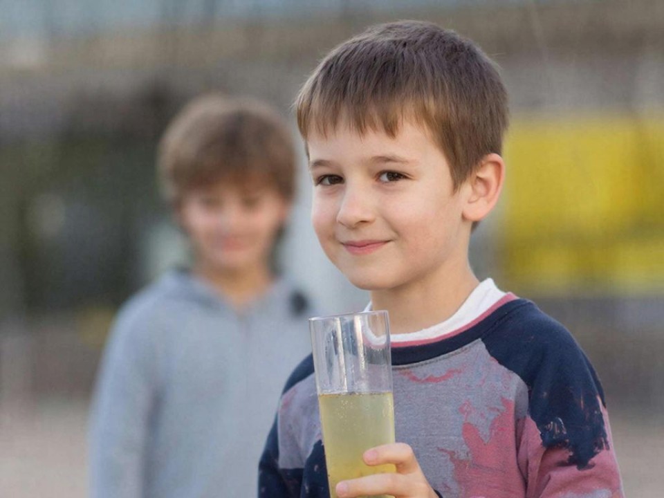 Что вызывает у детей интерес к алкоголю — и это не детское шампанское