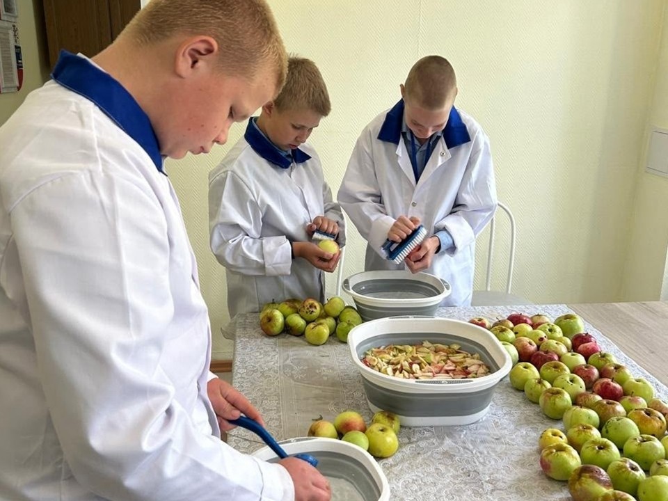 Сладкий привет из Ступина: школьники сварили варенье для бойцов